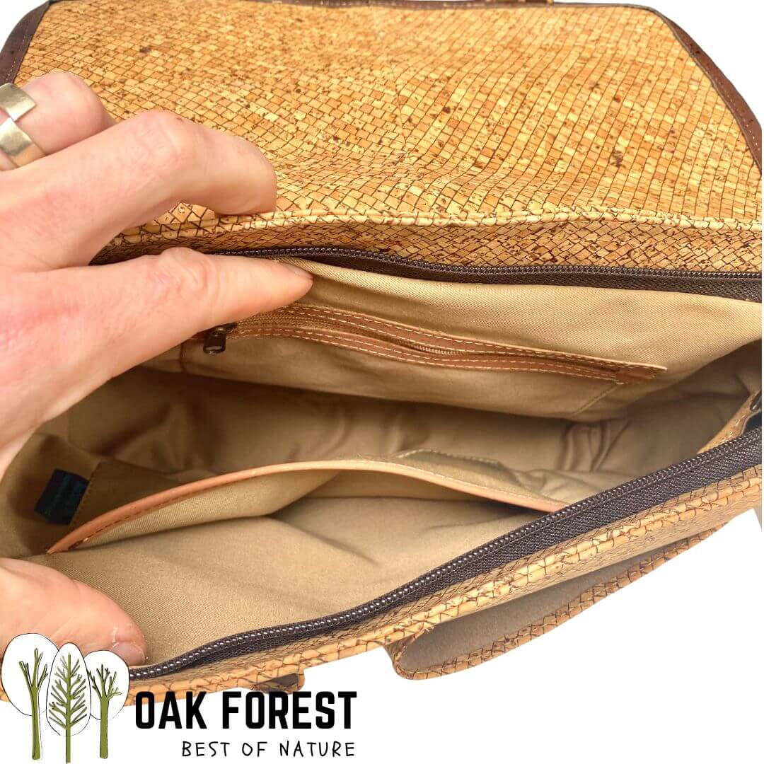 sac cartable homme vegan - sac bandouliere homme vegan liège - sac liège vegan - cartable vegan en liège Portugal - sac léger en liège - sac cuir végétal femme - cartable femme vegan - besace en liege vegan - besace homme camel - sac camel en liege vegan - sac made in France - sac homme made in France - sac Montado - sac liege Montado - Montado