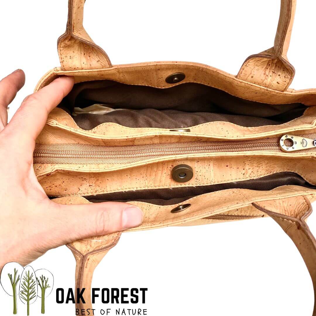 sac cartable homme vegan - sac bandouliere homme vegan liège - sac liège vegan - cartable vegan en liège Portugal - sac léger en liège - sac cuir végétal femme - cartable femme vegan - besace en liege vegan - besace homme camel - sac camel en liege vegan - sac made in France - sac homme made in France - sac Montado - sac liege Montado - Montado