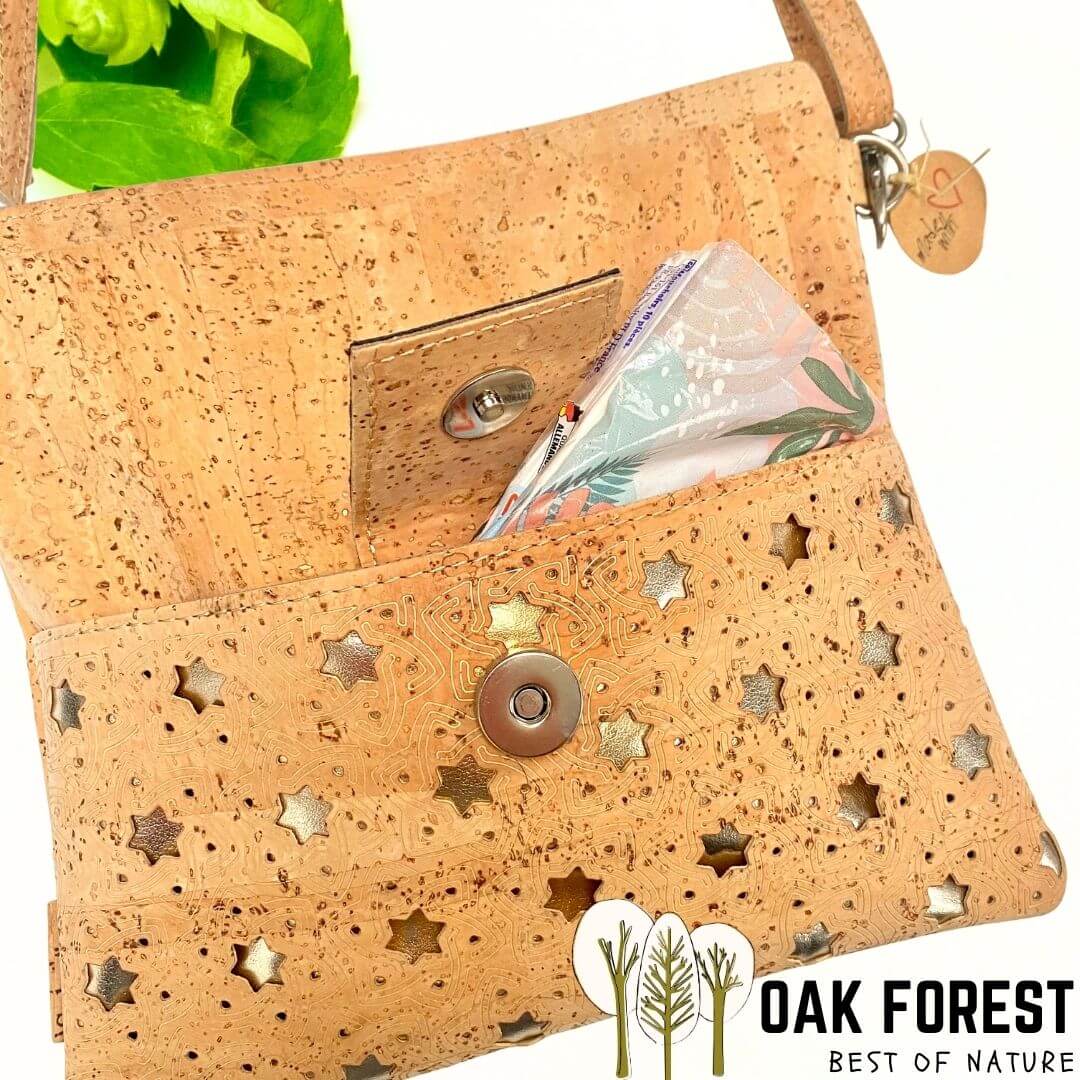 sac en liège - sac bandoulière en liège - sac femme - sac a main femme - sac vegan - sac végétal  sac végétarien - sac cuir végétal - sac Portugal  sac pas cher - sac tendance - sac en liège France - sac vegan femme - sac léger et pratique - sac naturel - sac artisanal - manga - sac manga - sac camel - petit sac pratique - sac fille - idée cadeau vegan