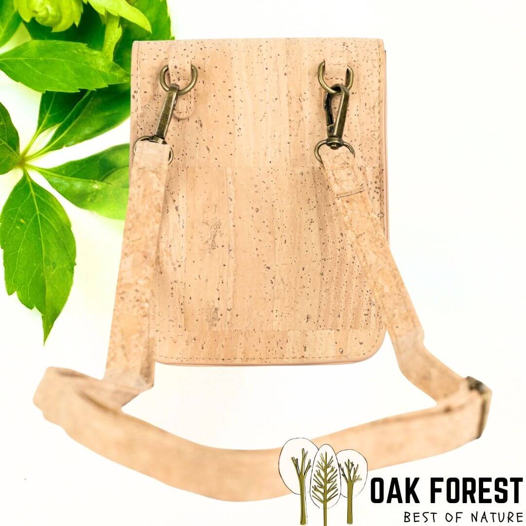 pochette vegan en liege - sac bandouliere liege - sac femme vegan - sac bandoulière en liège - sac liege portugal - pochette légère en liege - pochette cuir végétal - sac bandouliere femme vegan - petit sac léger - petit sac végétal - cuir vegan - pochette en liège