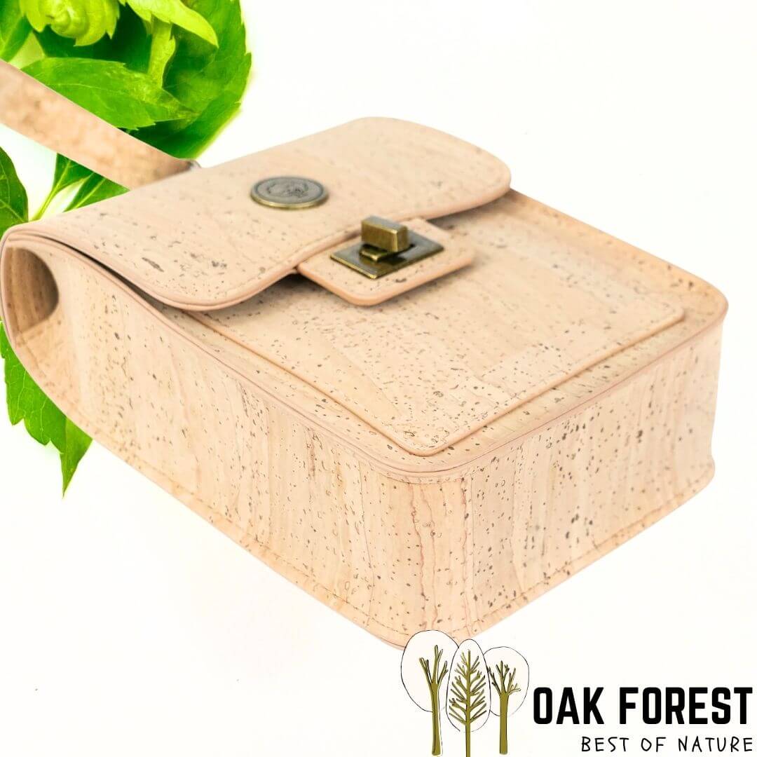 pochette vegan en liege - sac bandouliere liege - sac femme vegan - sac bandoulière en liège - sac liege portugal - pochette légère en liege - pochette cuir végétal - sac bandouliere femme vegan - petit sac léger - petit sac végétal - cuir vegan - pochette en liège