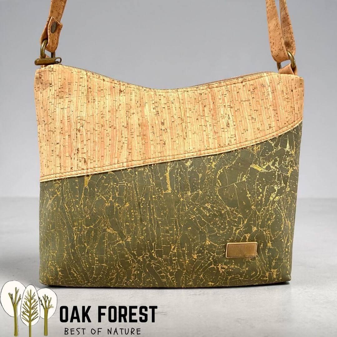 Sac bandoulière Jade en liège naturel strié et liège kaki foncé à reflets dorés vue de face