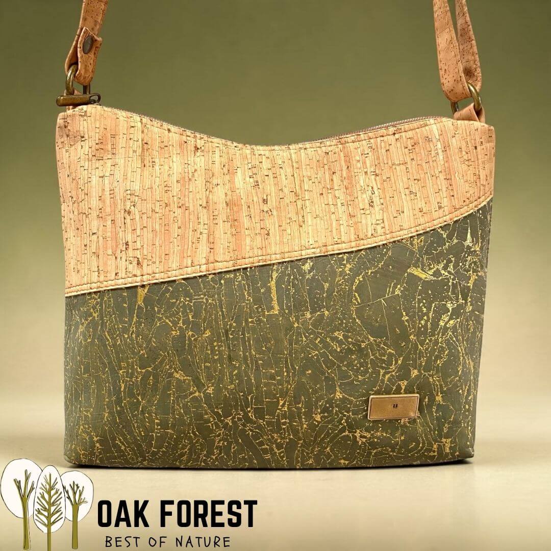 Sac bandoulière Jade en liège naturel strié et liège kaki foncé à reflets dorés vue de face