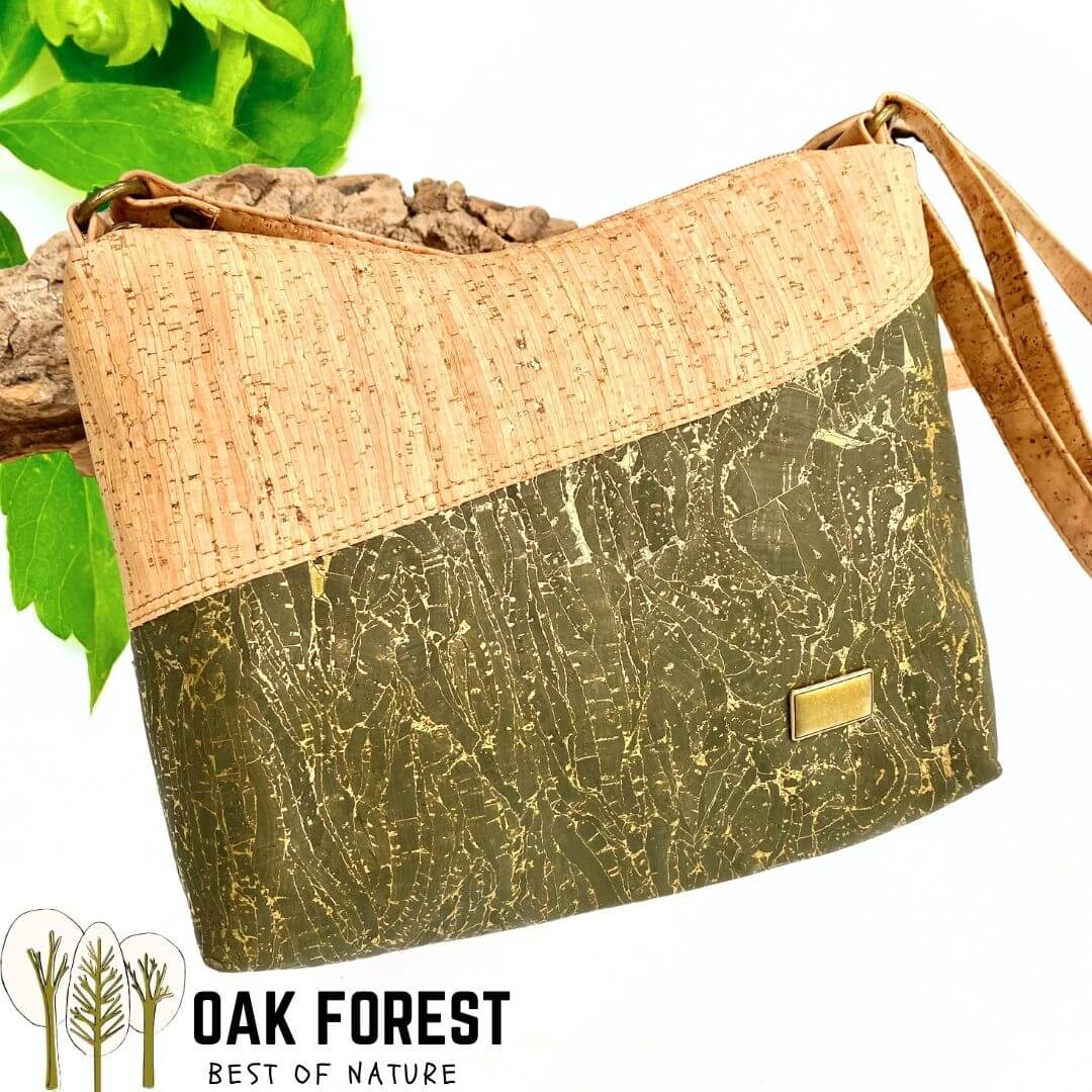 Sac bandoulière Jade en liège naturel strié et liège kaki foncé à reflets dorés vue de face