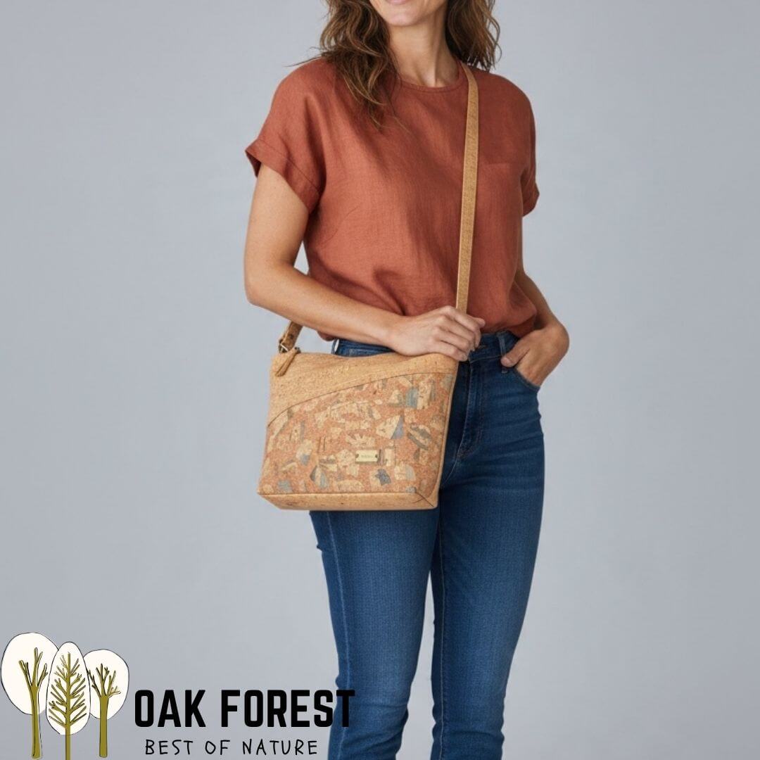 Femme portant le sac bandoulière en liège mosaïque Terrazzo avec top terracotta et jean