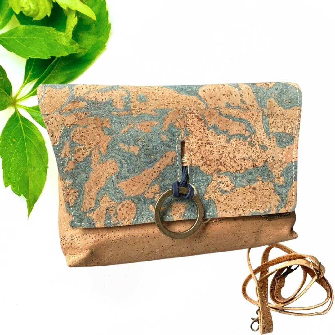 Sac bandoulière Argola en liège avec rabat marbré bleu ardoise et anneau bronze
