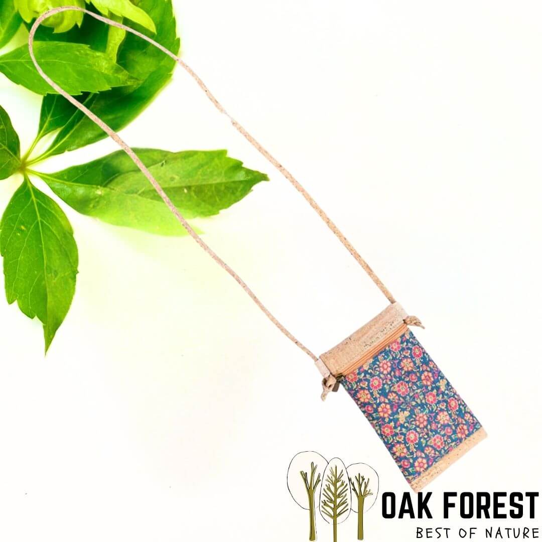 pochette vegan en liege - sac bandouliere liege - sac femme vegan - sac bandoulière en liège - sac liege portugal - pochette légère en liege - pochette cuir végétal - sac bandouliere femme vegan - petit sac léger - petit sac végétal - cuir vegan - pochette en liège - sac en liege léger - pochette fillette été - pochettes colorées été fille - sac femme vegan - sac caramel 