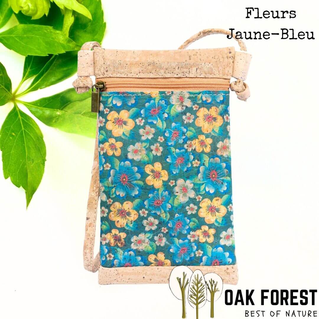 pochette vegan en liege - sac bandouliere liege - sac femme vegan - sac bandoulière en liège - sac liege portugal - pochette légère en liege - pochette cuir végétal - sac bandouliere femme vegan - petit sac léger - petit sac végétal - cuir vegan - pochette en liège - sac en liege léger - pochette fillette été - pochettes colorées été fille - sac femme vegan - sac caramel 