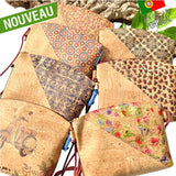 pochette vegan en liege - sac bandouliere liege - sac femme vegan - sac bandoulière en liège - sac liege portugal - pochette légère en liege - pochette cuir végétal - sac bandouliere femme vegan - petit sac léger - petit sac végétal - cuir vegan - pochette en liège - sac en liege léger - pochette fillette été - pochettes colorées été fille - sac femme vegan - sac caramel - sac camel vegan