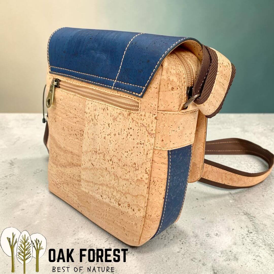 Sacoche Navigator en liège bleu, vue de profil épaisseur 7 cm