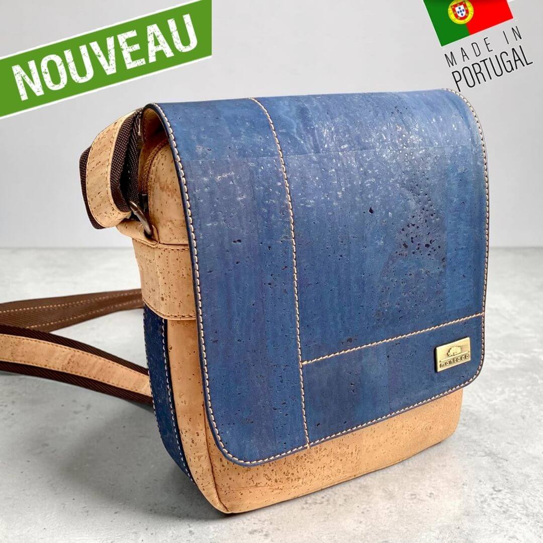 Sacoche homme Navigator en liège bleu marine et naturel, vue de profil avec rabat aimanté et surpiqûres blanches vegan