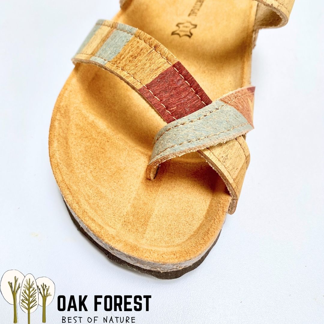 Sandales Safari en liège et cuir patchwork multicolore, zoom sur brides croisées avec boucle et anneau entre-doigts