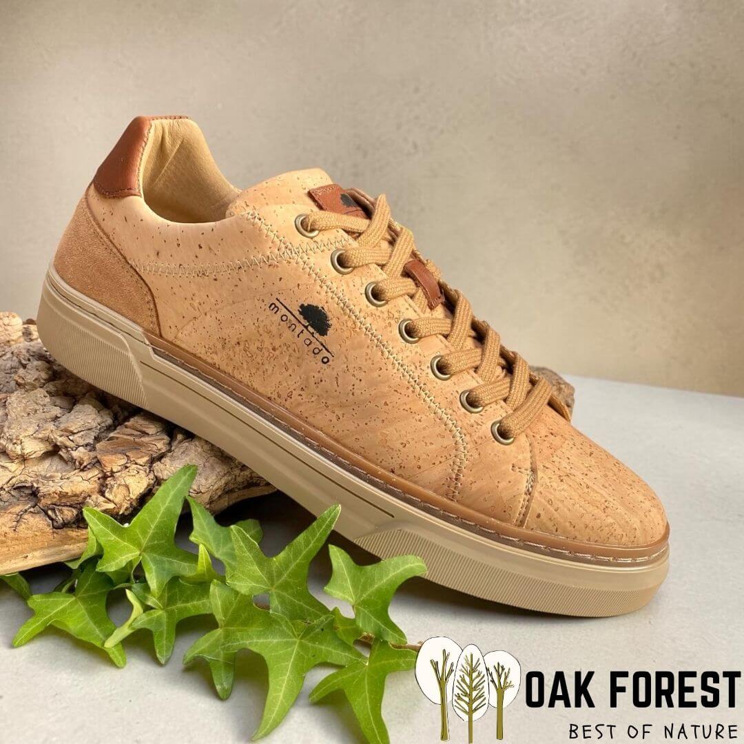 Sneaker Porto en liège naturel vue de profil montrant les panneaux cousus et la semelle beige