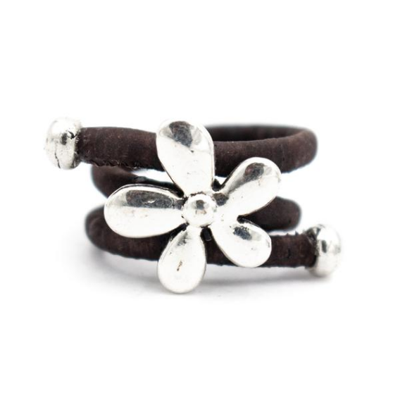 Bague liège-bague Vegan-bague végane-bague naturelle-bague naturel-bague fleur-bague pas cher-bague fantaisie-bague femme-bague bouchon-bague ajustable-bague flower-bague marguerite-bague liège Portugal -bague fille-bague résistante