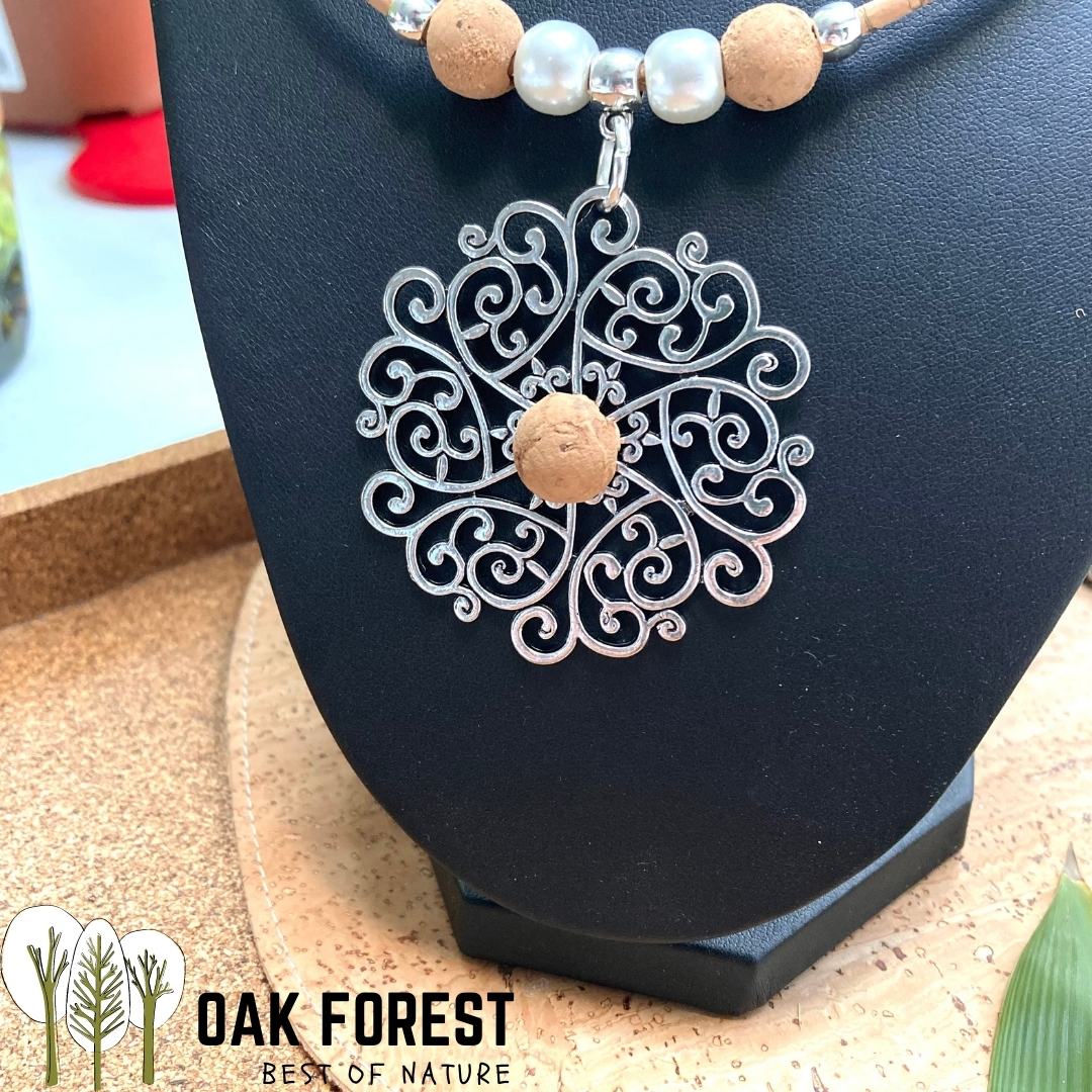 collier femme vegan en liege - collier naturel artisanal portugal - collier liege arabesque - fête des mères - idée cadeau - pendentif liège