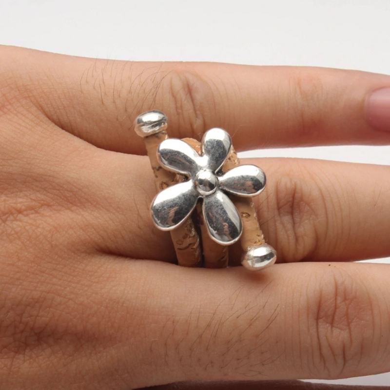 Bague liège-bague Vegan-bague végane-bague naturelle-bague naturel-bague fleur-bague pas cher-bague fantaisie-bague femme-bague bouchon-bague ajustable-bague flower-bague marguerite-bague liège Portugal -bague fille-bague résistante-bague portée au doigts-bague portée à la main