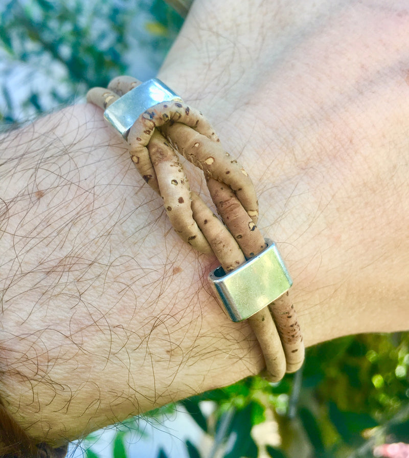 Handgemachtes Armband aus Naturkork mit Knoten